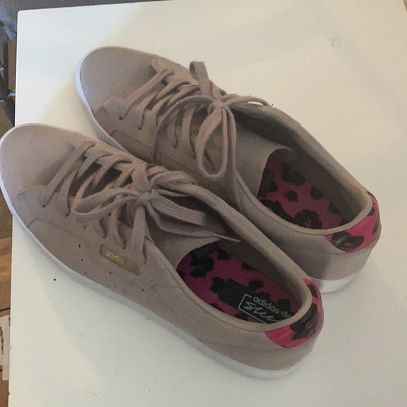 Women’s taupe adidas size 10 - Picture 3 of 4